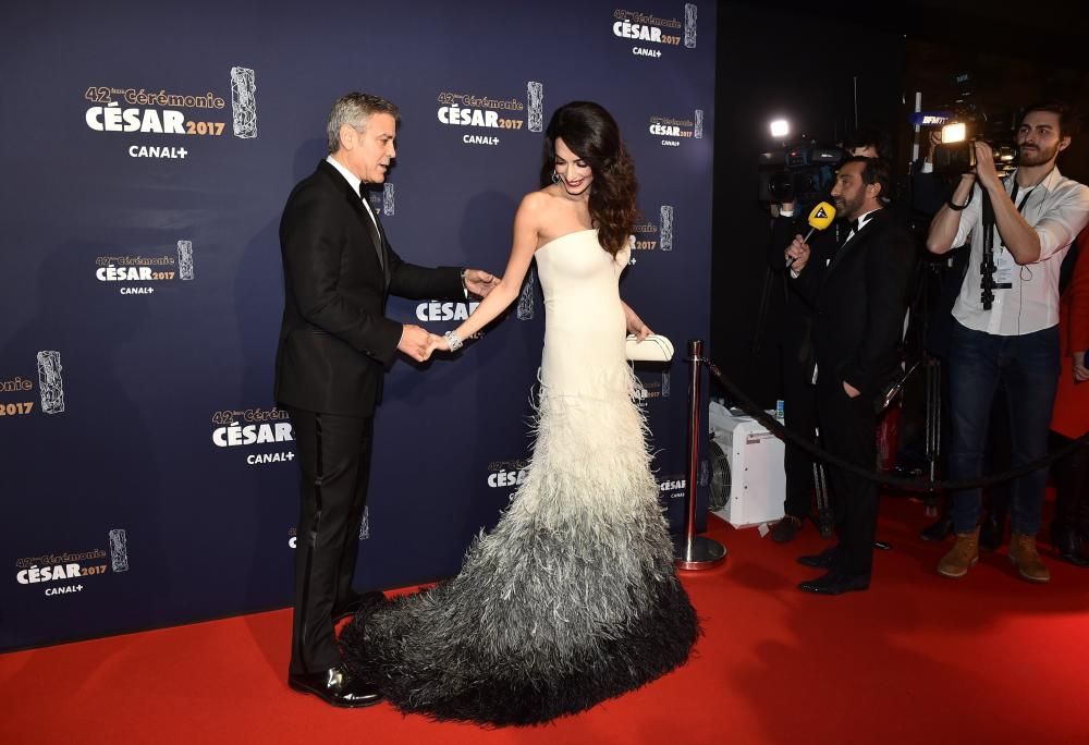 Amal Clooney luce embarazo en los César