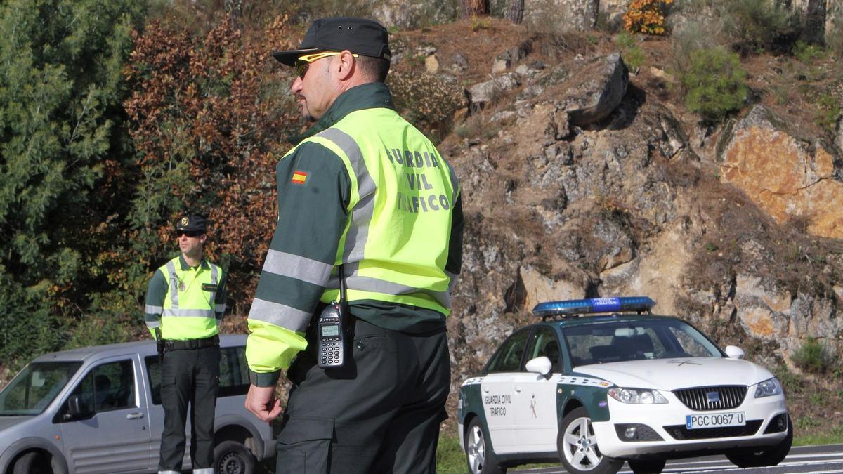 Agentes de la Guardia Civil durante un control de alcoholemia en la provincia de Ourense.