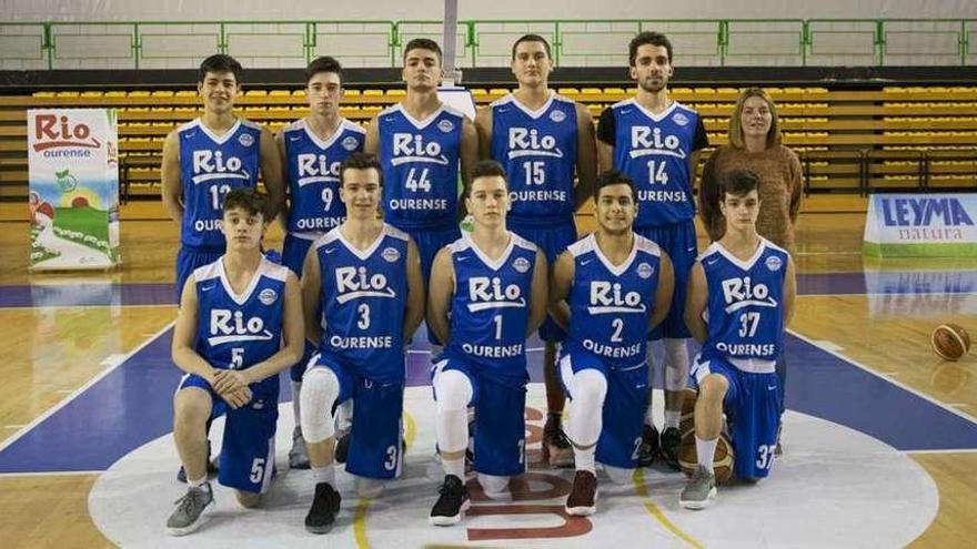 Formación del conjunto júnior del Club Ourense Baloncesto. // FdV
