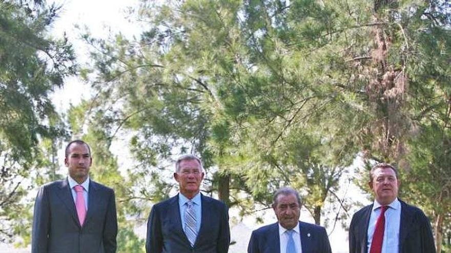 Los representantes de El Plantío y Globalia en la presentación del complejo