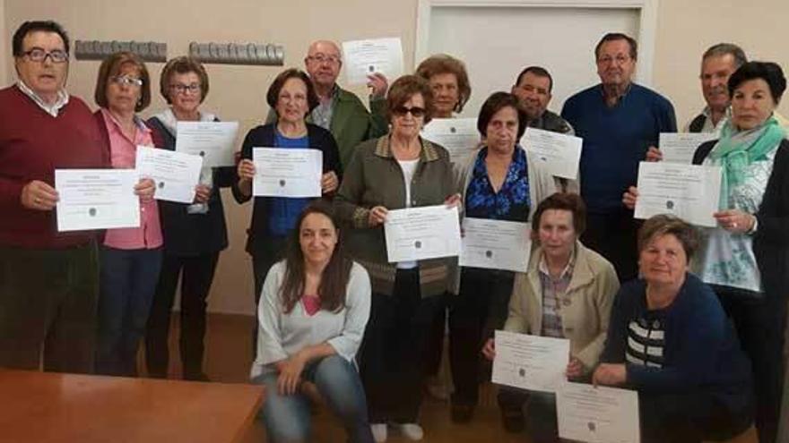 El grupo de alumnos en el hogar del pensionista.