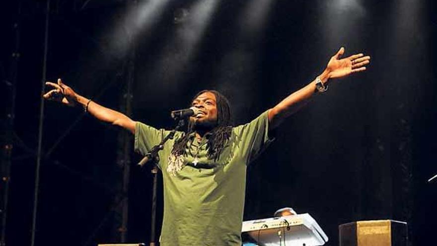 El cantante de The Wailers durante el concierto de ayer en la plaza de España