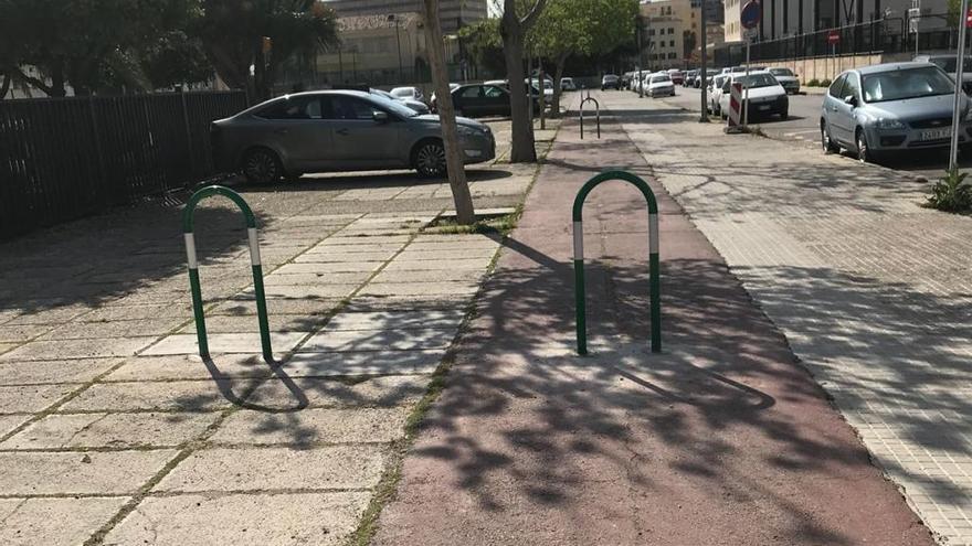 Los obstáculos cortan el carril bici de la calle Montevideo.