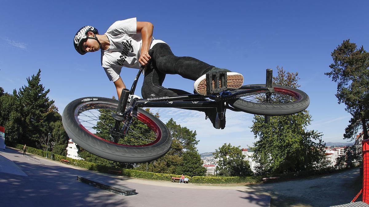 Saúl Vilar, ayer en el skatepark de O Castro.