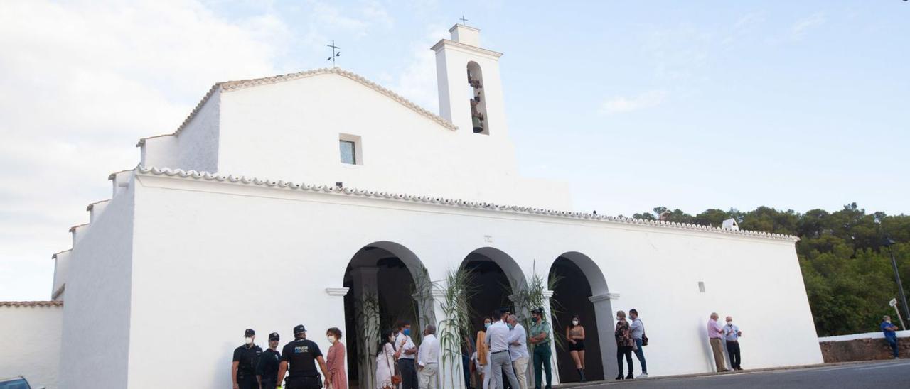 La iglesia de Sant Mateu, que solo dispone de una estrecha acera para separarla del vial. | V.MARÍ