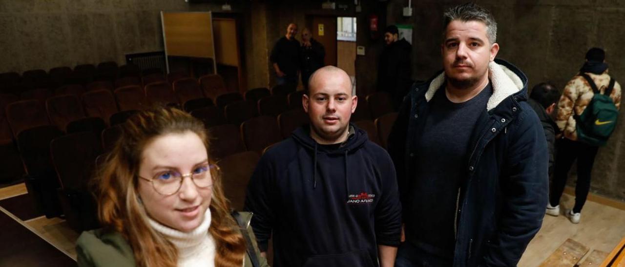 Laura González Arias, Alejandro Arango y Daniel González, ayer, en el CIFP Avilés. | Mara Villamuza