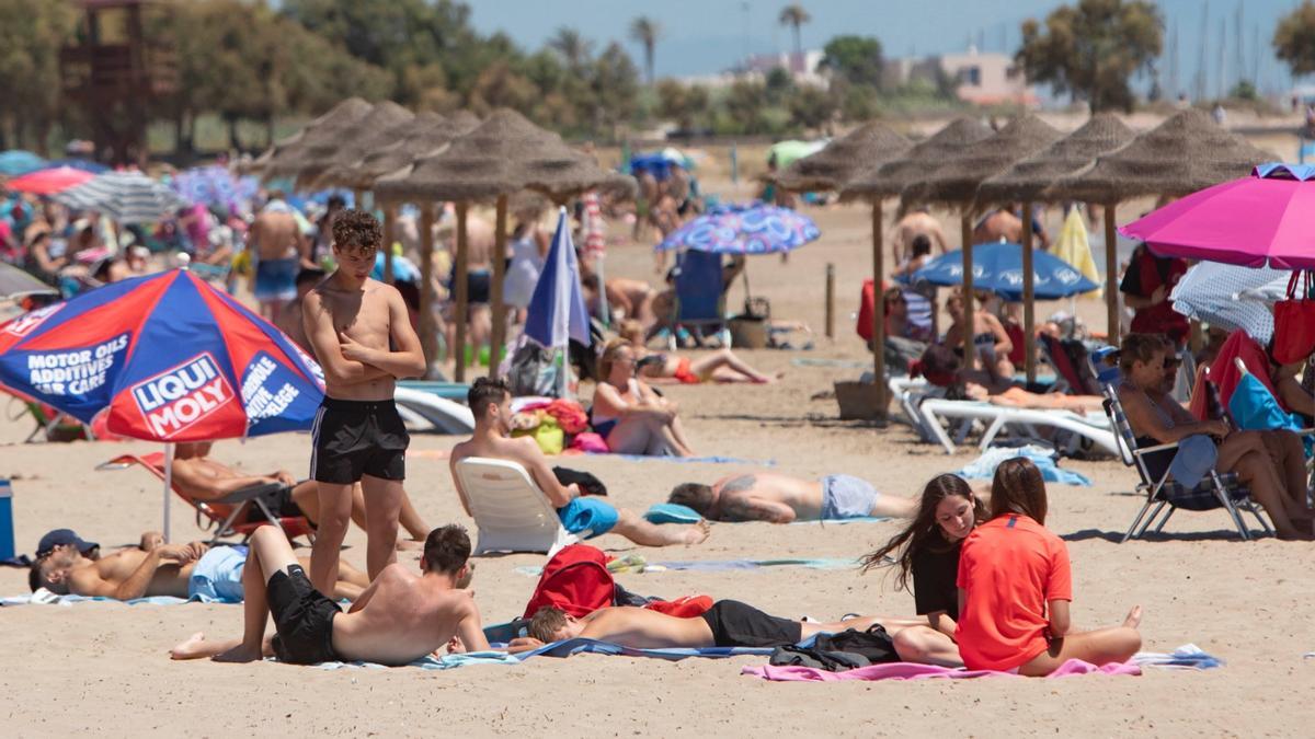 Bañistas en la playa del Port de Sagunt.