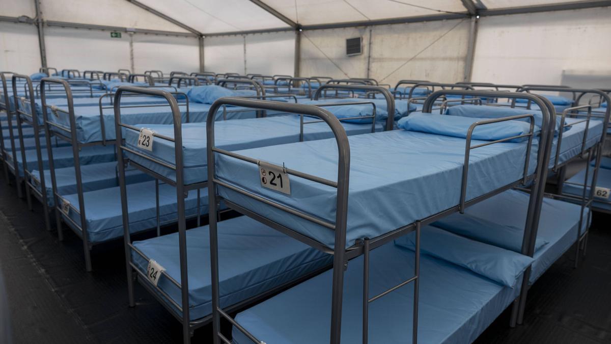 Así son los módulos de acogida temporal para migrantes instalados en el puerto de Palma