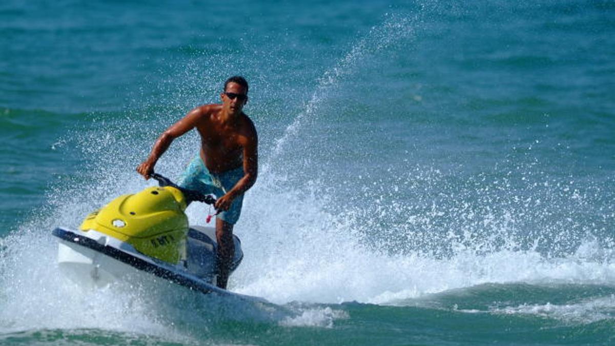 Las motos de agua no deben navegar a menos de 200 metros de la orilla.