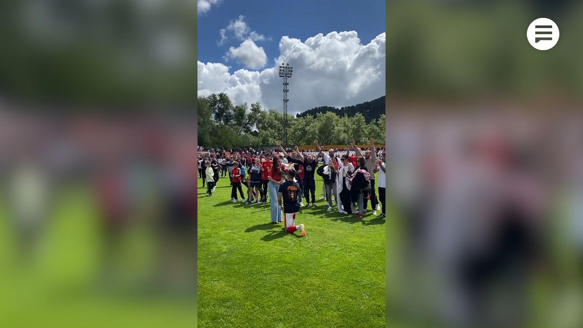 Un jugador de la RDS Alcalá le pide matrimonio a su novia tras conseguir el ascenso a Segunda Federación