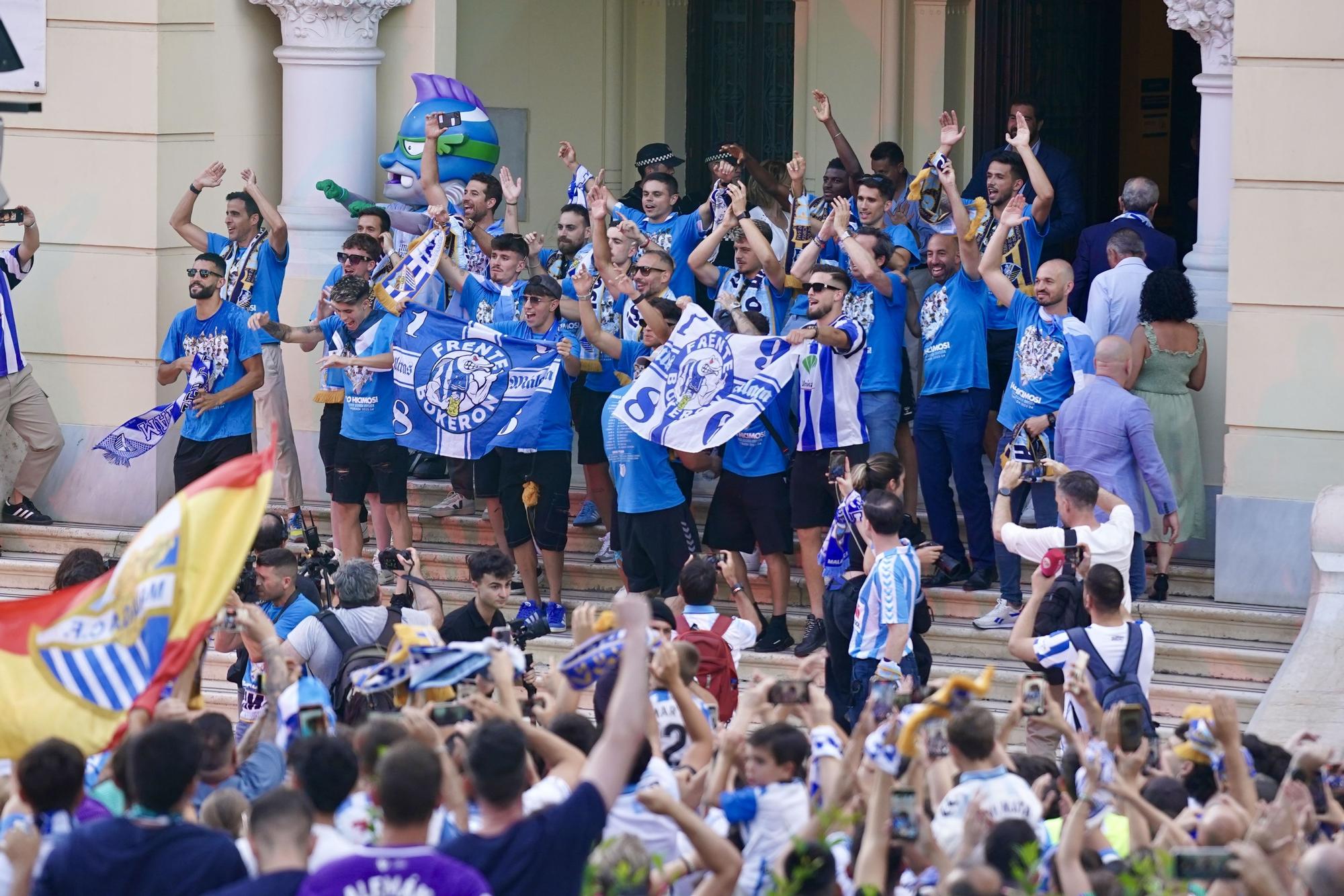 Miles de aficionados acompañan al Málaga CF en las celebraciones de su ascenso al fútbol profesional