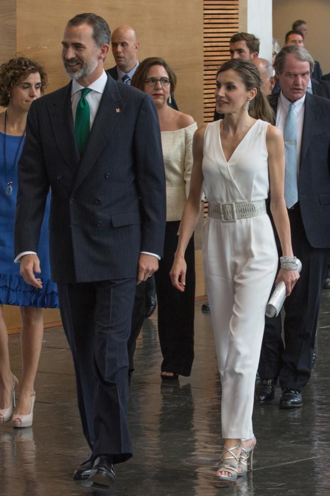 Letizia Ortiz con mono blanco de Massimo Dutti