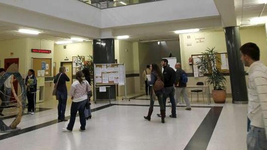 Alumnos de la Escuela Oficial de Idiomas, en el vestíbulo de la sede central, en Martínez Garrido.