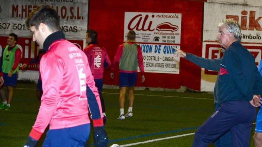 Manolo Tomé (derecha) en el entrenamiento de ayer, primero como técnico alondrista. // Gonzalo Núñez