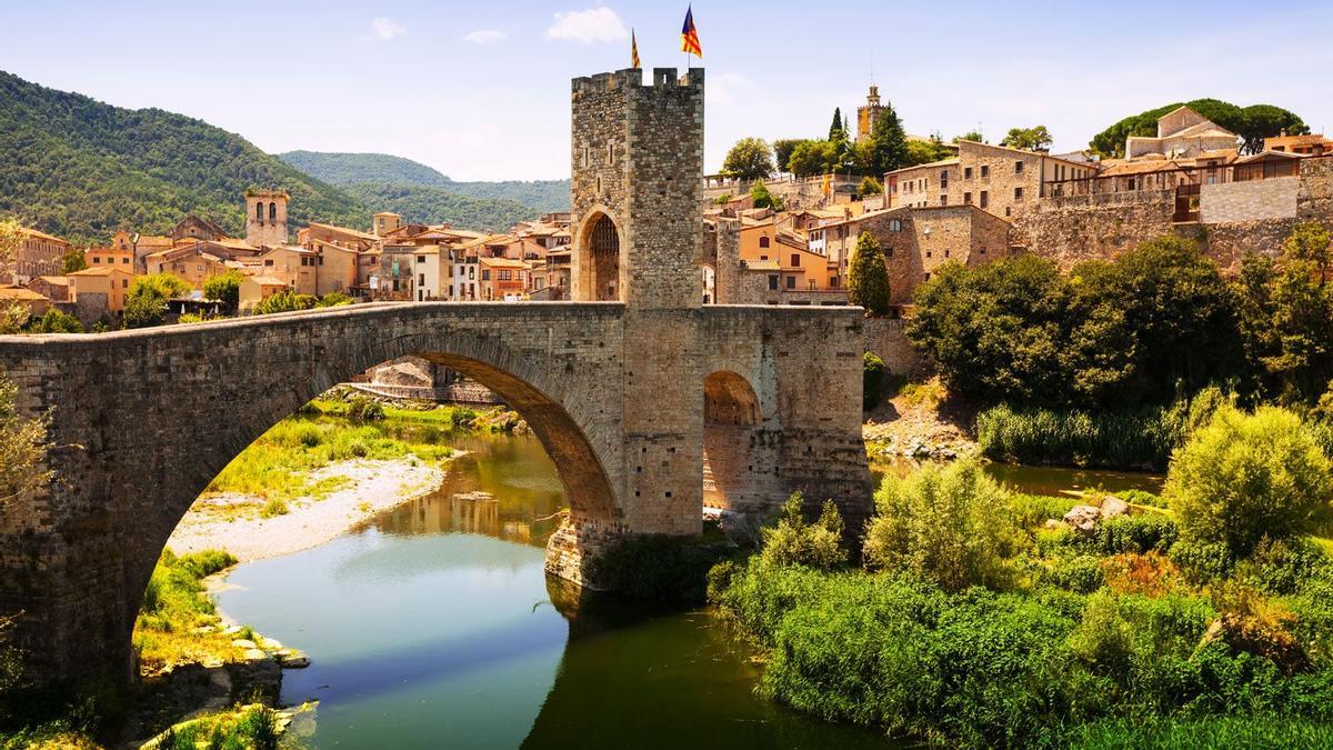 Así es Besalú, el pueblo con el puente más fotografiado de España