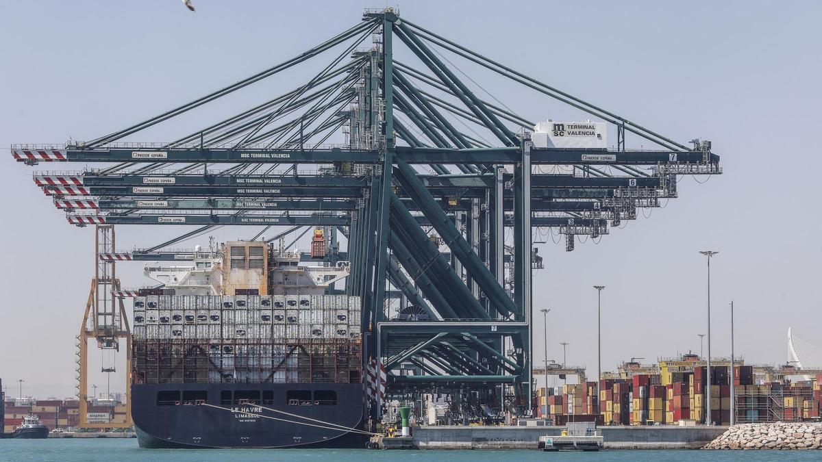 Un buque atracado en el puerto marítimo de Valencia.