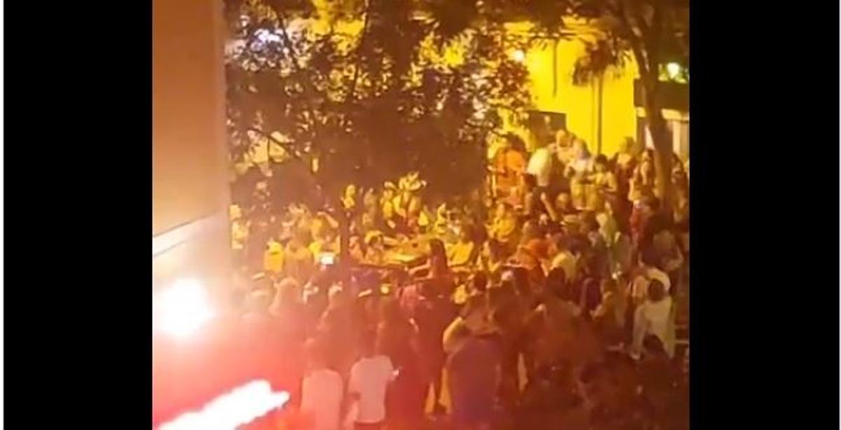 Concentración de personas en la calle Fàbrica la noche del miércoles