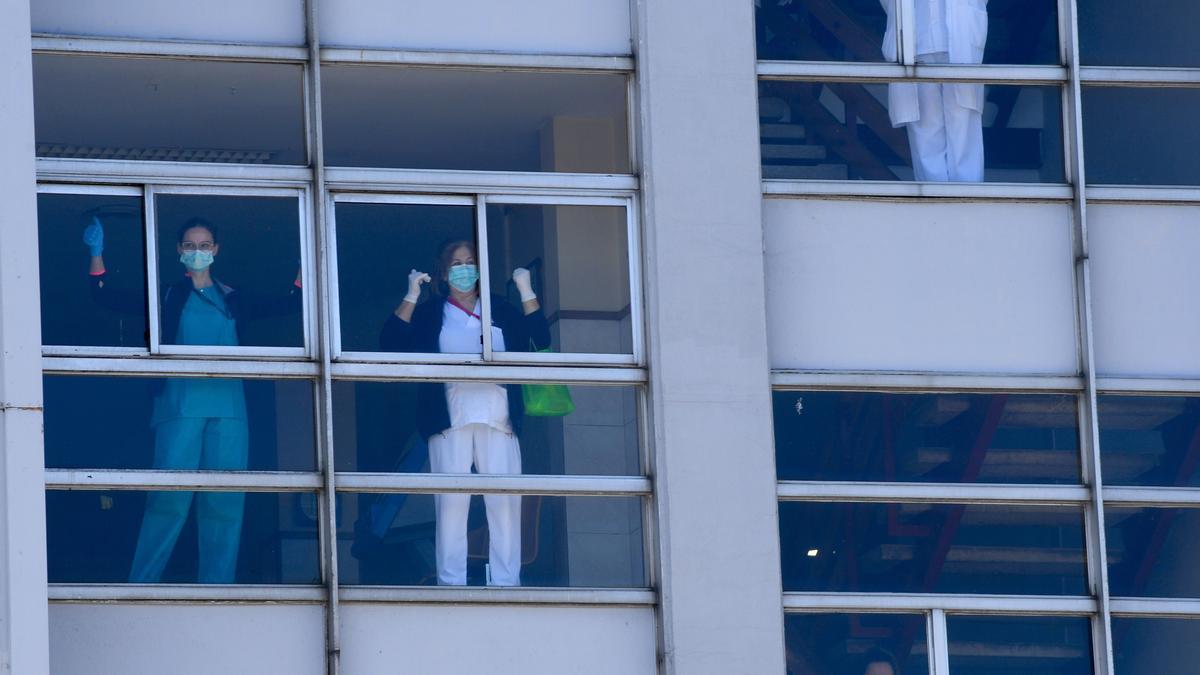 Personal del Hospital de A Coruña durante un homenaje a sanitarios del Chuac en marzo de 2020.