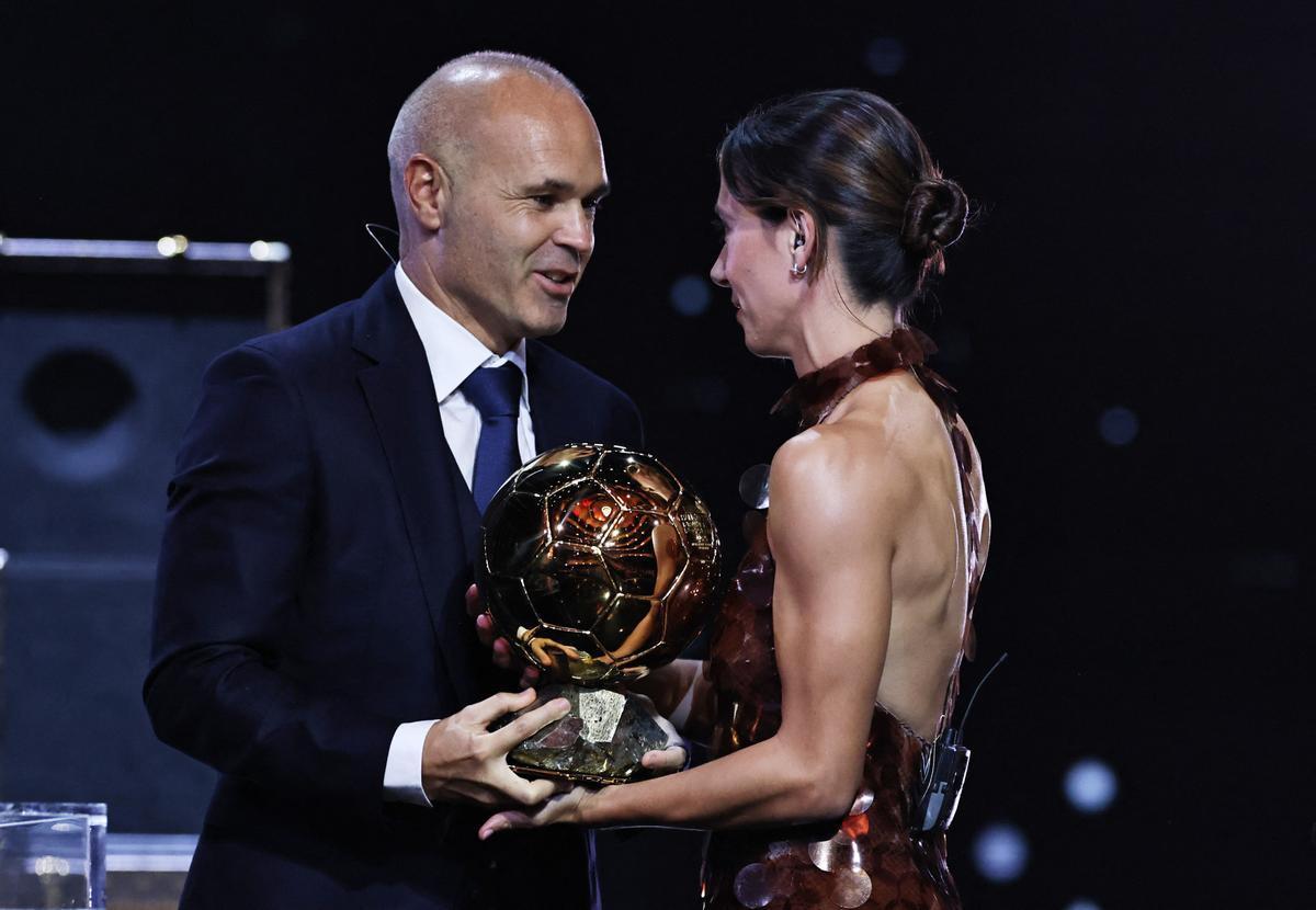 Su ídolo, Andrés Iniesta, le entregó el Balón de Oro a Aitana Bonmatí