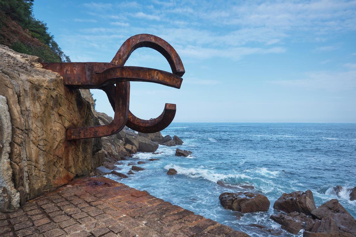 La célebre escultura de Chillida, en uno de los extremos de la bahía de la Concha.