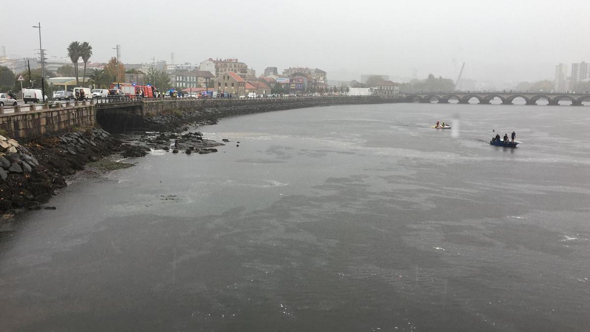 Desaparece un piragüista en el río Lérez tras volcar con su embarcación.