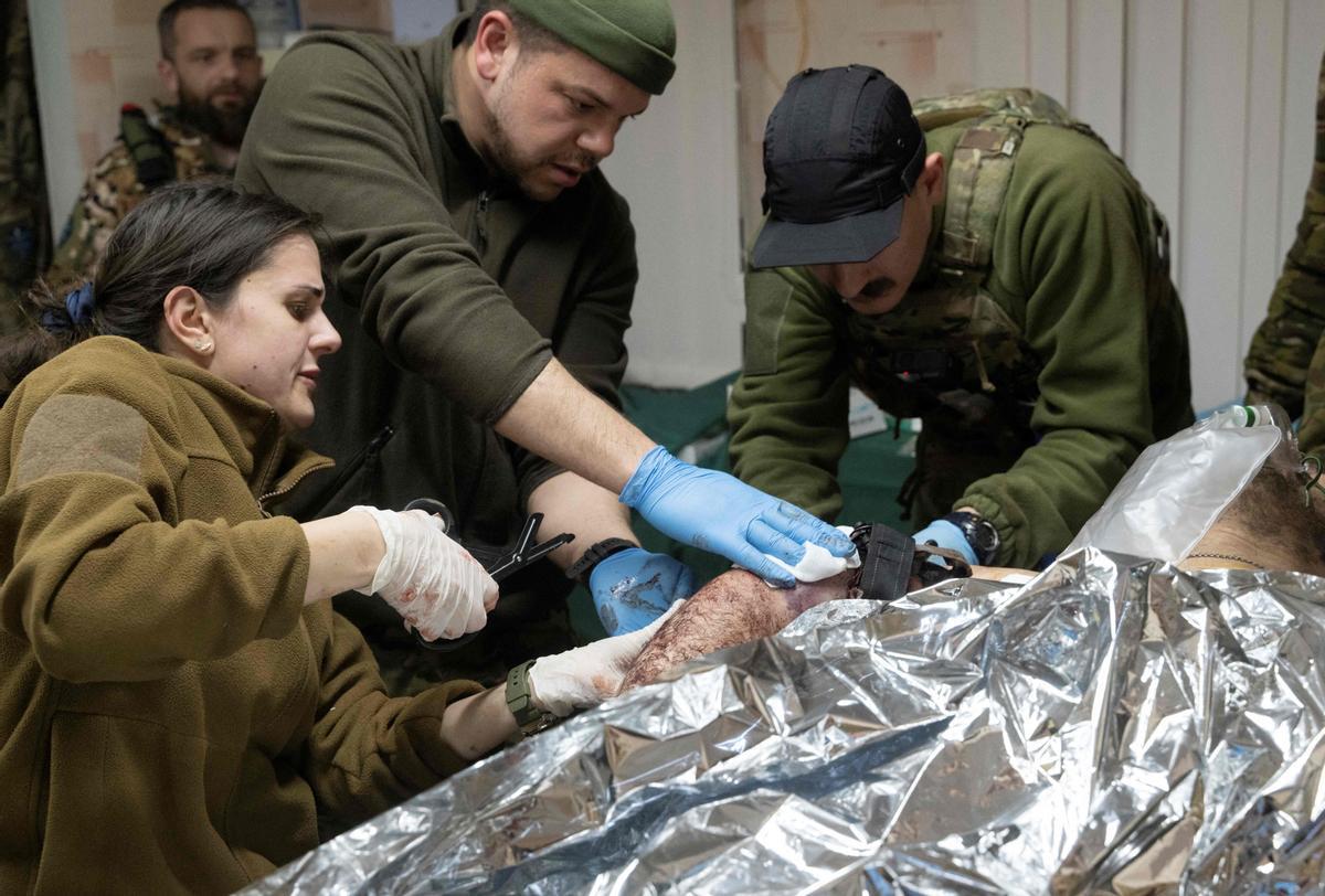 Médicos del Batallón de Lobos Da Vinci tratan a un militar ucraniano herido en un punto de estabilización cerca de Bakhmut, región de Donetsk.