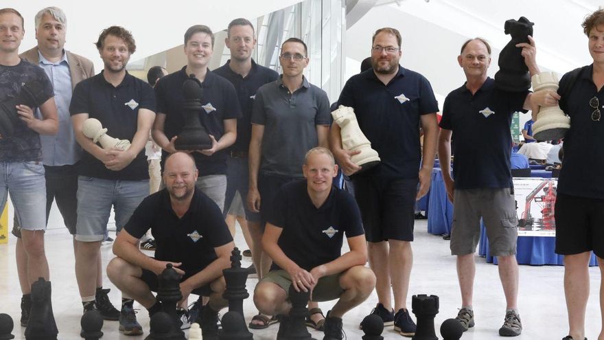 Los once ajedrecistas holandeses: por la izquierda y de arriba abajo, Bart Lematra, Wietse De Jong, Fedde Verf, Sven Broersma, Evert Drijver, Spike Ernst, Gerben Van der Heide, Catrines Veenstra, Mathijs Visser, Menno Veenstra y Ronald Van der Veen.