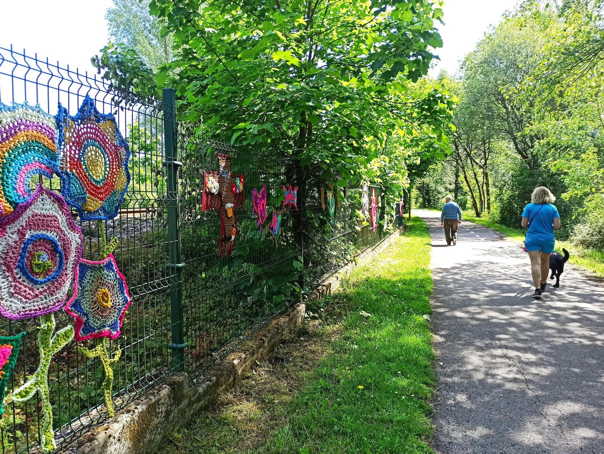 El arte urbano se teje en la Pola, el artista "6p" llena la Senda del Nora de ganchillo: "Si alguien se siente solo, que se sienta más acompañado"