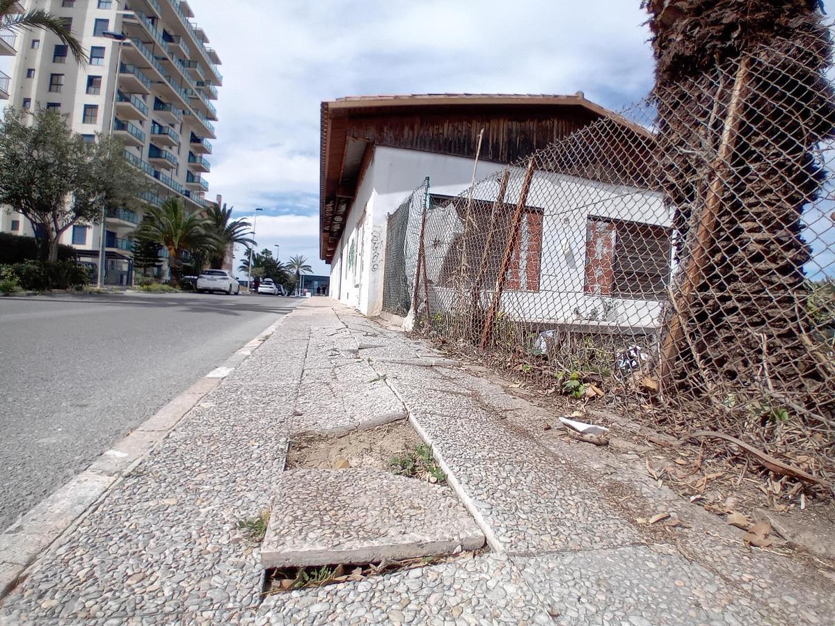 Trabajos de limpieza en una parcela de uso hotelero en La Veleta de Torrevieja