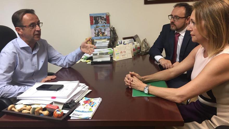 María José Torres, durante su reunión con el juez decano de Marbella, Ángel Sánchez.