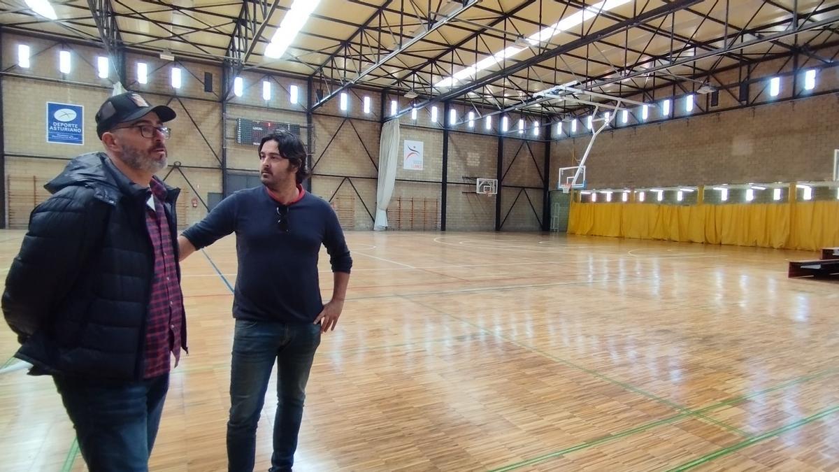 Por la izquierda, Iván García y Enrique Riestra en el polideportivo municipal.