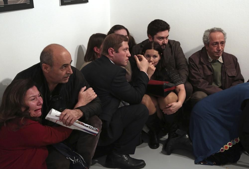 Imatge del públic assistent a l'exposició en la que es va assassinar l'embaixador rus a Turquia