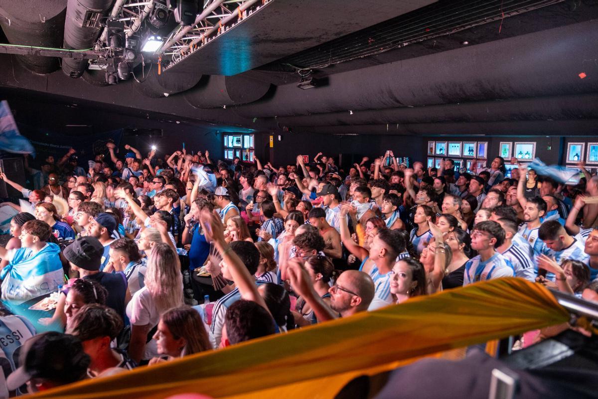 Aficionados de la selección Argentina se concentran en el Bar Lunita