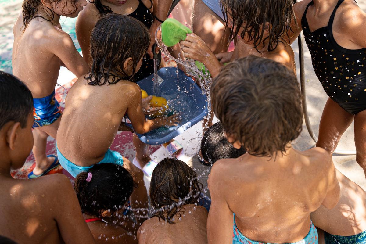 Niños jugando en una escuela de verano de Ibiza en 2025