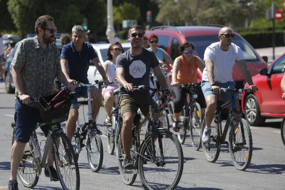 Una 'bicifestación' recorre el centro de València