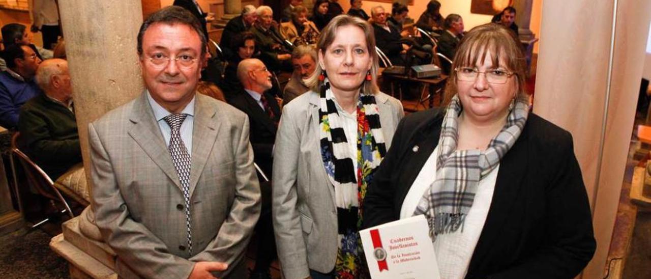 Schuhmacher, en el centro, con Orlando Moratinos y María José Álvarez.