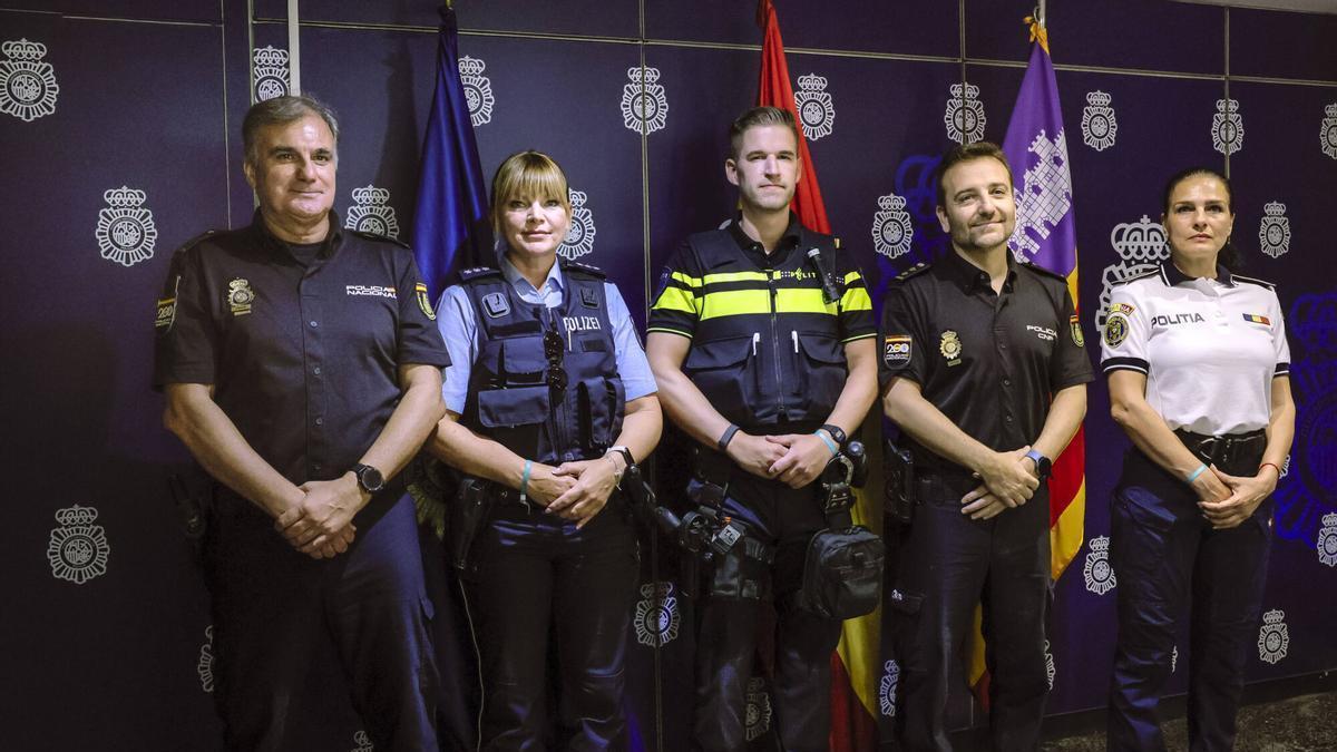 La Policía Nacional anuncia la creación de un nuevo servicio en Palma y despide a la patrulla mitxa: "No solo actúan preventiva o reactivamente, sino que también ofrecen auxilio y atención"