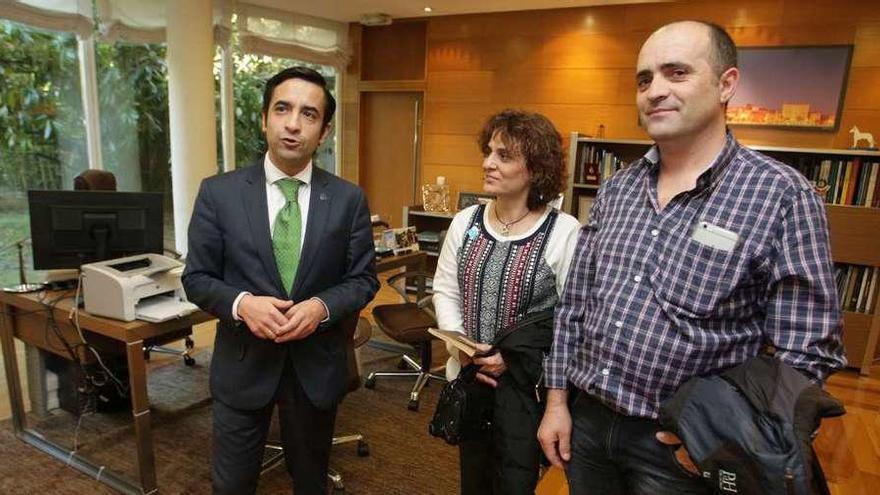 El conselleiro, ayer, en Santiago, con Elena Rodríguez y Pedro Rodríguez, de Pro-CAPD Ourense. // FdV