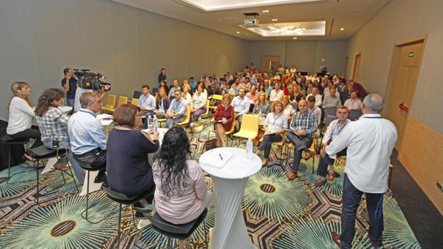 Los asistentes a la conferencia política durante una de las dos ponencias.