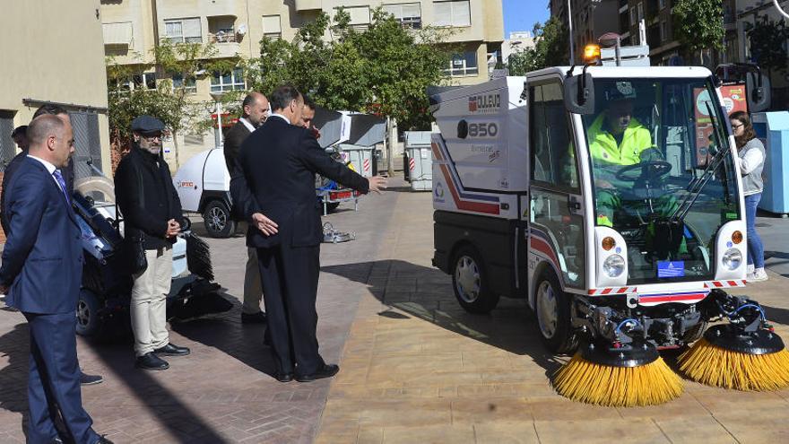 Una decena de colectivos busca apoyos para paralizar la licitación de la contrata de basuras