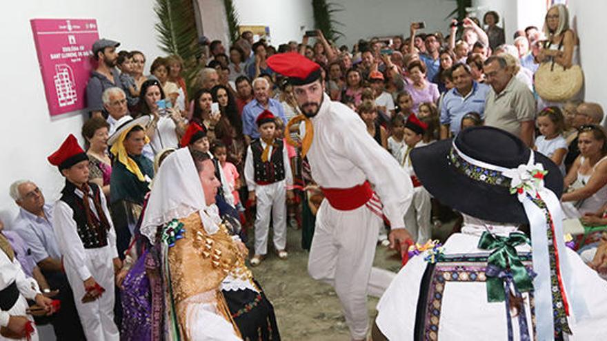 Baile payés en el ´porxo´ de la iglesia en 2016 a causa del mal tiempo.