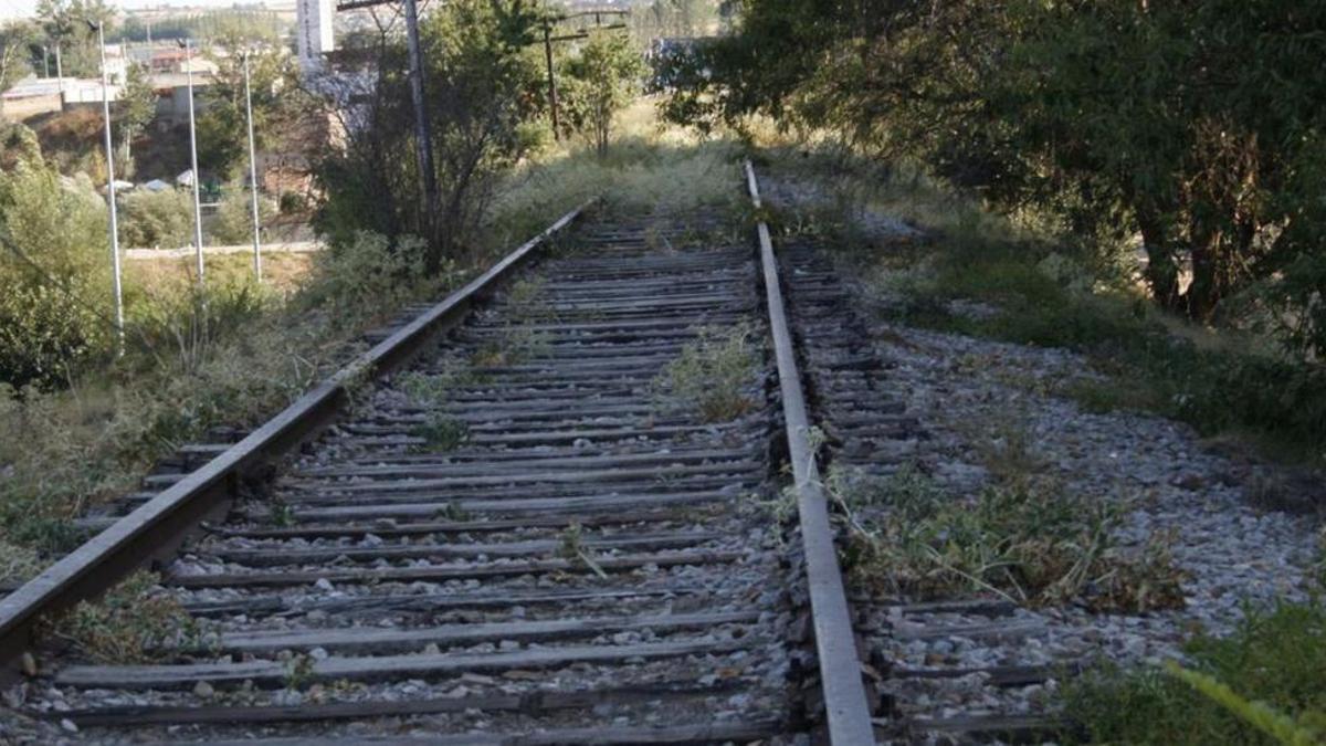 Arriba vía férrea de la antigua Ruta de la Plata