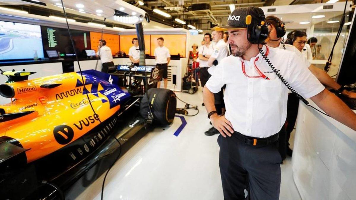 Alonso, en el box de McLaren en Abu Dhabi