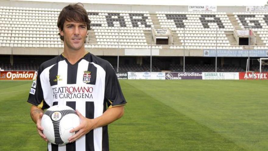 Abraham Paz posa en el estadio Cartagonova, durante su presentación como nuevo jugador del Cartagena.