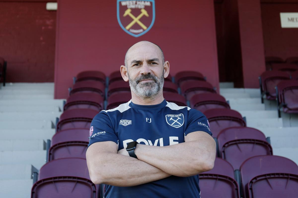 Paco Jémez posa en el estadio del West Ham, donde ahora es segundo entrenador.