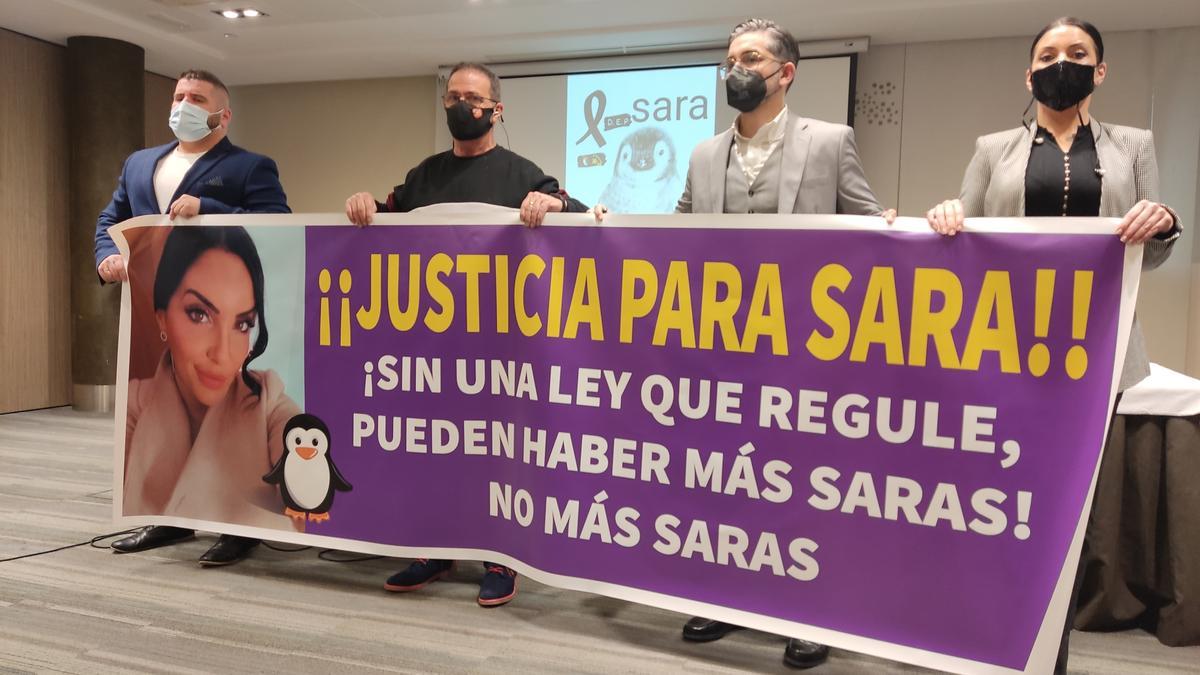 Familiares de Sara Gómez con la pancarta que portarán en el concentración de este sábado.