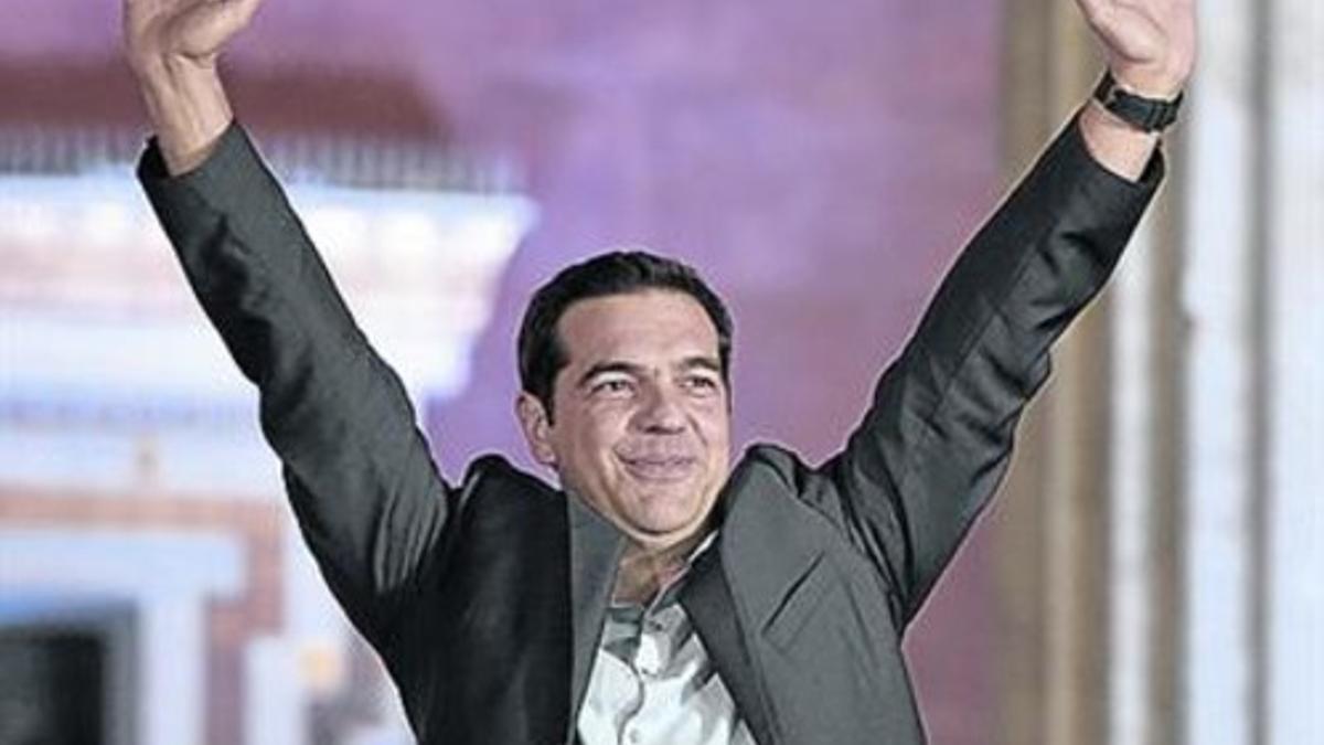 DÍA TRIUNFAL 3El primer ministro Alexis Tsipras saluda a sus simpatizantes tras el triunfo electoral.