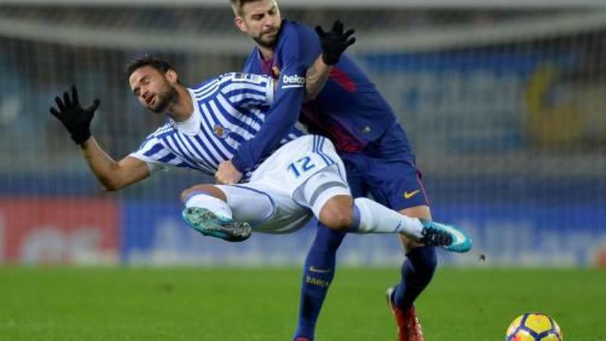 Piqué fa caure Willian José en el partit contra la Reial.