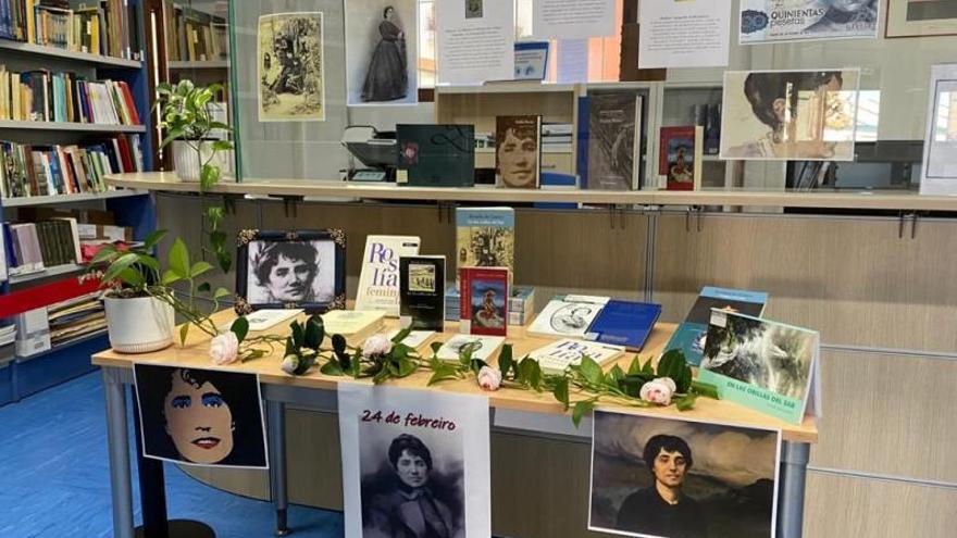 La biblioteca municipal acoge una exposición sobre Rosalía de Castro.   | // FARO