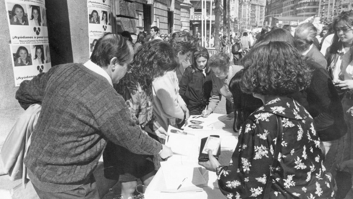 Recogida de firmas en la plaza del Ayuntamiento de València.